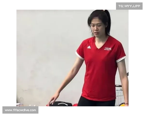 李盈莹首局扣球失误微笑释然 中国女排替补席鼓掌为其加油 李盈莹首局扣球失误微笑释然 中国女排替补席鼓掌为其加油